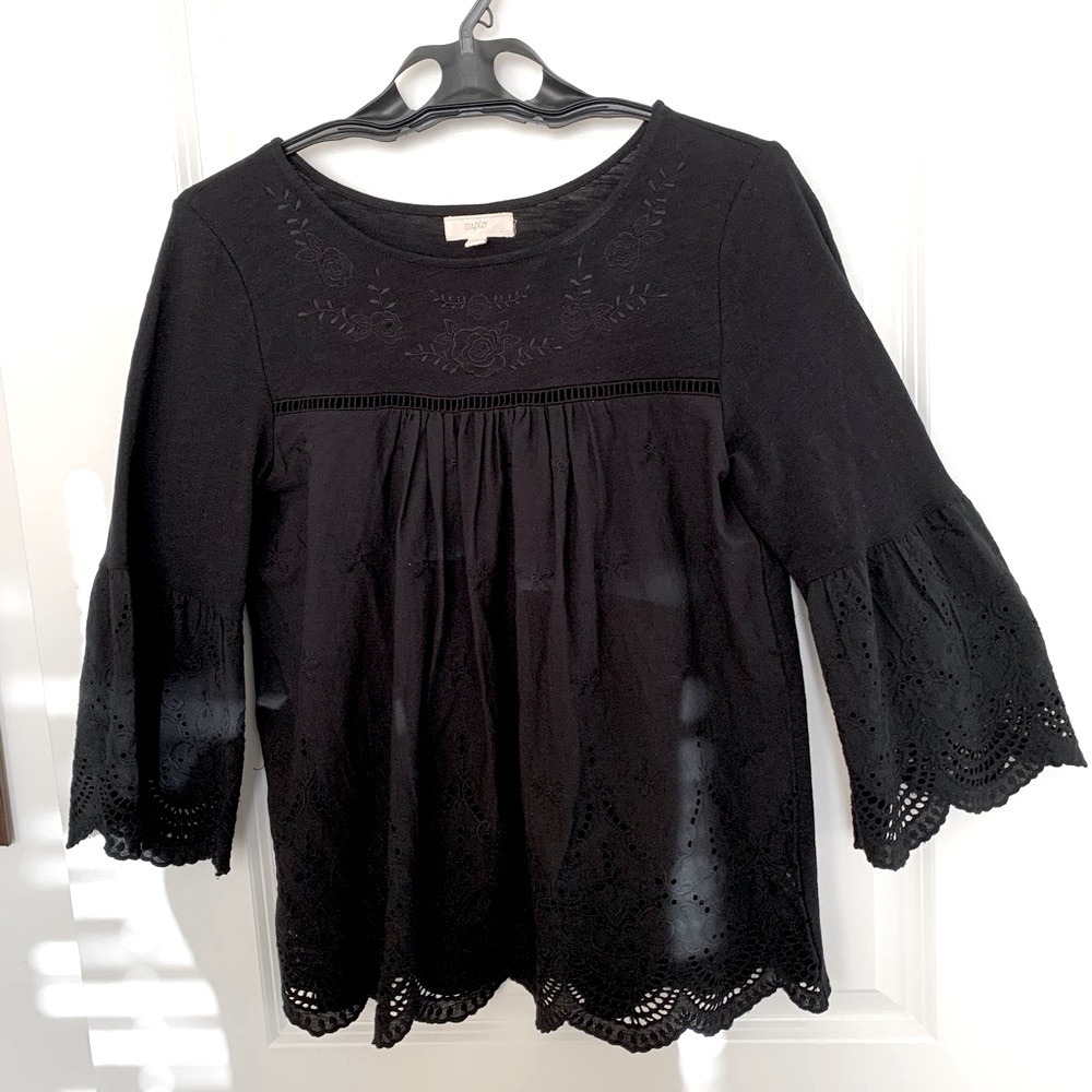 Cupio black top with eyelet sleeves and bottom trim